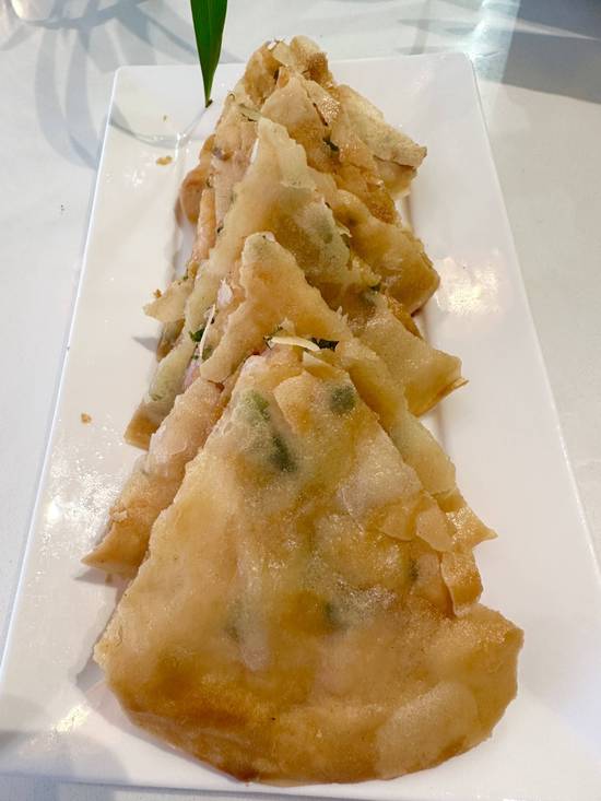 D23 Crispy Chives & Shrimp Pancakes 香脆韭菜虾仁薄饼